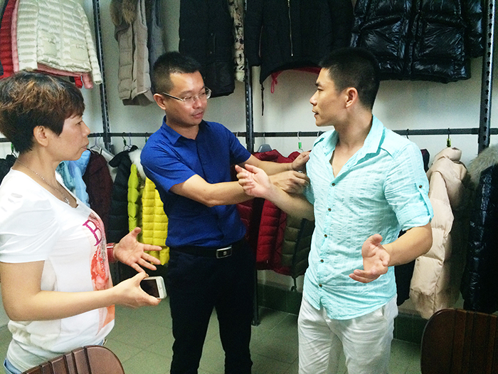 睿牛制衣厂-给客人介绍.jpg